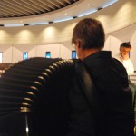 Gianni Fassetta alla fisarmonica, nella chiesa di Villadolt di Fontanafredda